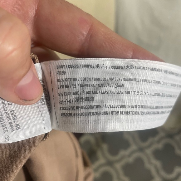 Hollister Must-Have Collection, Baby Tee Tan Size M - Picture 4 of 5